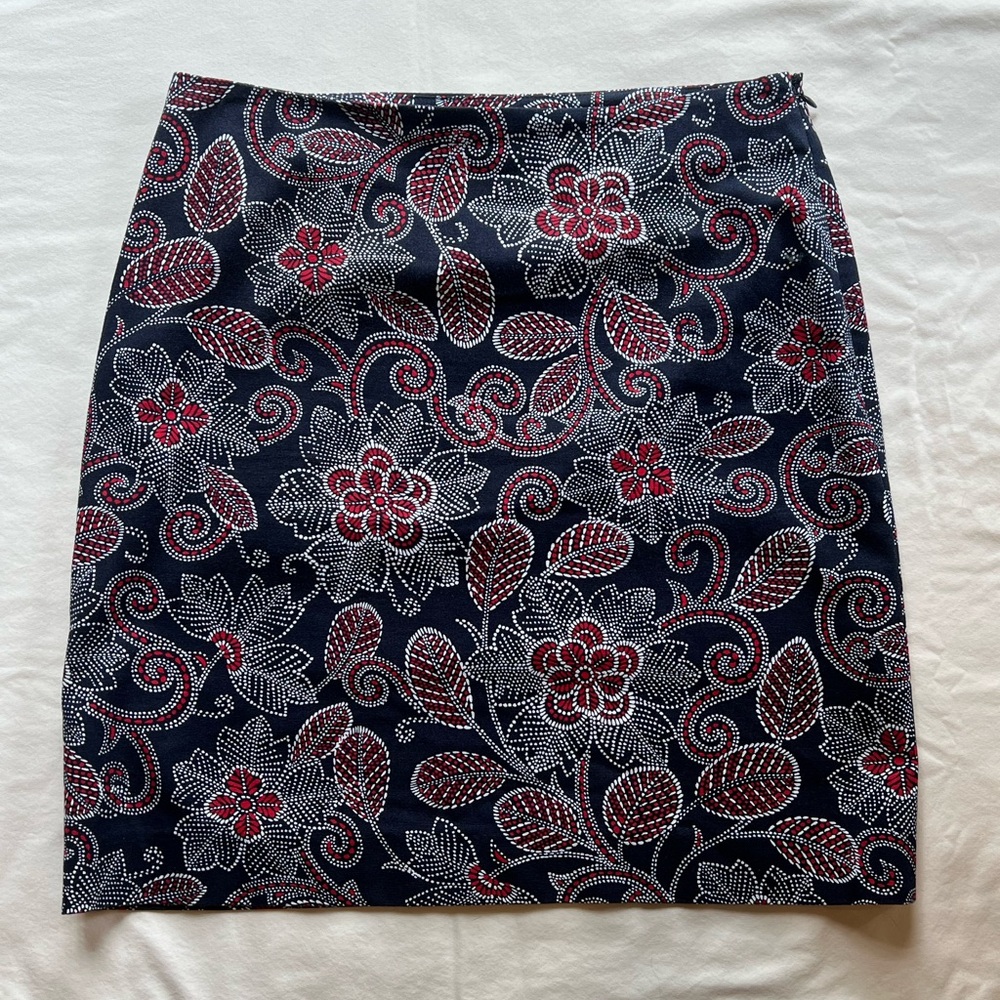 🚨CLEARANCE🚨Talbots Navy and Red Floral Paisley Skirt Size 6